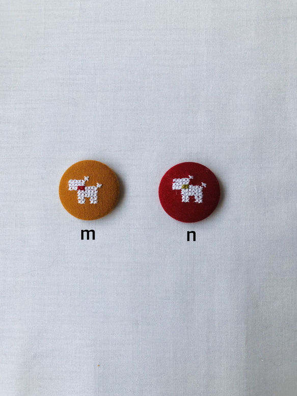 くるみボタン　ブローチ・ヘアゴム　　　　　　　　　　　(テリア・ミニチュアシュナウザー・トイプードル刺繍) 4枚目の画像
