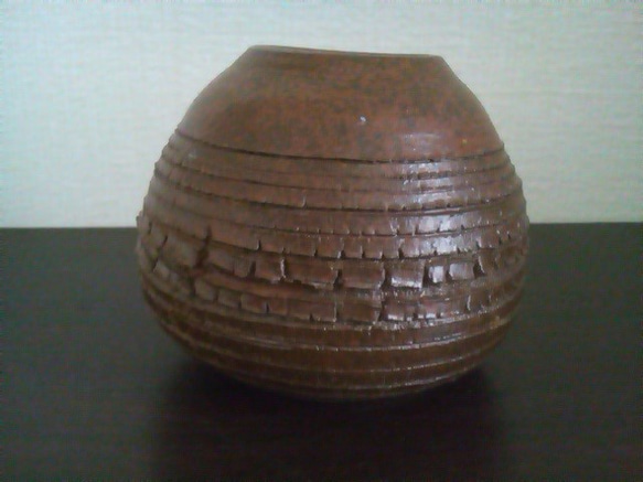 陶器の小さな赤茶色の裂文花器 3枚目の画像