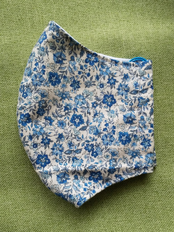 花柄プリントの立体マスク（ブルー）LL 1枚目の画像
