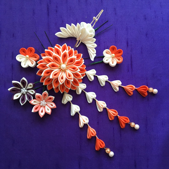 つまみ細工 鶴と朱色の菊と小花の髪飾り 成人式 七五三 卒業式
