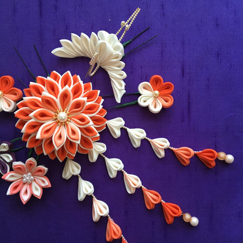 つまみ細工 鶴と朱色の菊と小花の髪飾り 成人式 七五三 卒業式