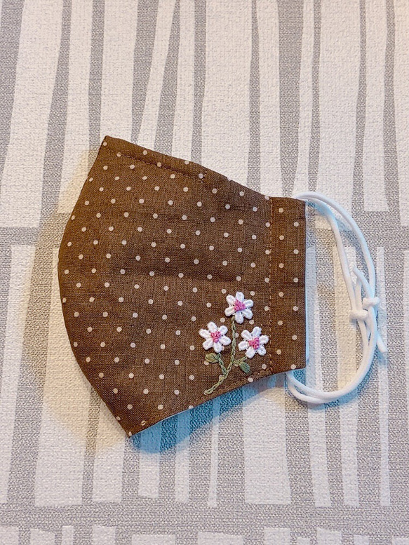 NO.57 マスク☆オールシーズンOK☆小花モチーフ☆手刺繍☆ノーズワイヤー入り☆大きめサイズ 1枚目の画像