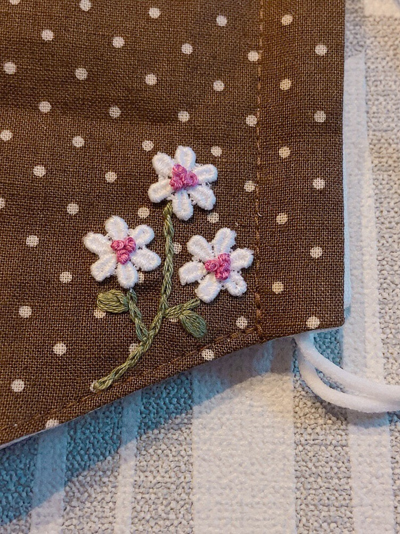 NO.57 マスク☆オールシーズンOK☆小花モチーフ☆手刺繍☆ノーズワイヤー入り☆大きめサイズ 2枚目の画像