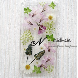 桜がいっぱいの春のイニシャル押し花Androidスマホケース 1枚目の画像