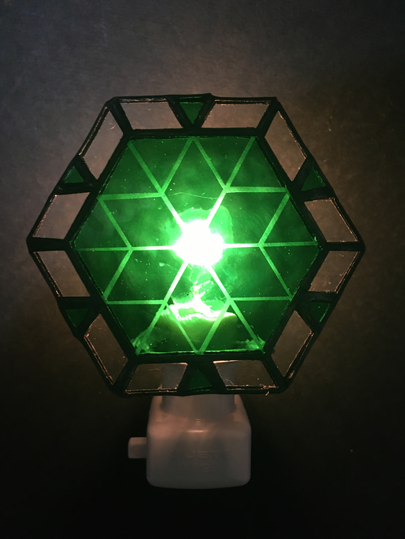 ステンドグラス　緑の組子　フットランプ　ナイトランプ　コンセントライト 2枚目の画像
