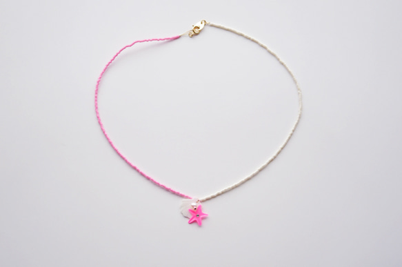 SHELL BEADS NECKLACE WHITE/VIVID PINK 3枚目の画像