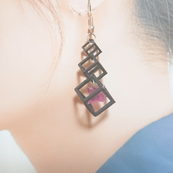 〔Flower‐Gem〕Flower‐Gemcubeピアス（black） 2枚目の画像