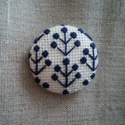 ベリー」ほっこり北欧テイスト☆手刺繍のくるみボタンゴム ヘアゴム