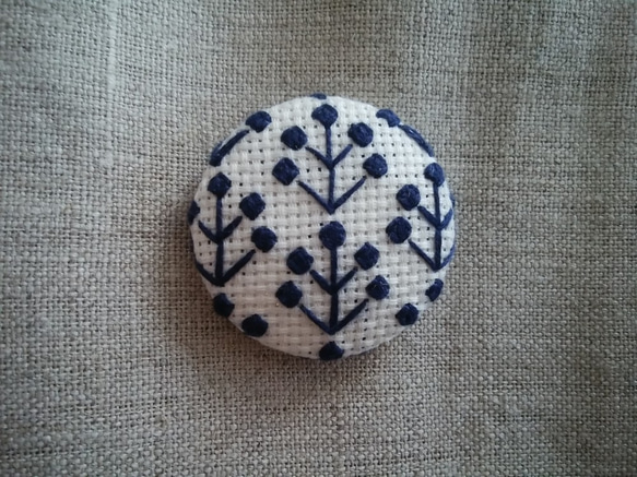 ベリー」ほっこり北欧テイスト☆手刺繍のくるみボタンゴム ヘアゴム