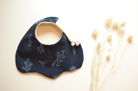 baby bib pompon PUMPKIN Botanical navy 2枚目の画像