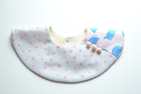 baby bib pompon 360° small dots pink 2枚目の画像