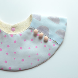 嬰兒圍兜絨球360°小點粉紅×灰色 第1張的照片