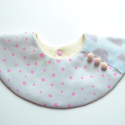 嬰兒圍兜絨球360°小點粉紅×灰色 第2張的照片