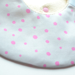 嬰兒圍兜絨球360°小點粉紅×灰色 第3張的照片
