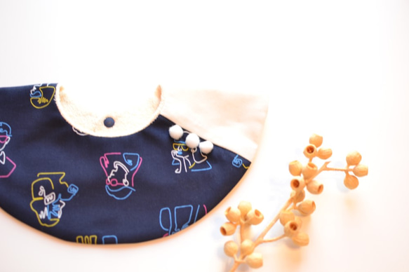 300円OFF! baby bib pompon 360° NEON navy 1枚目の画像