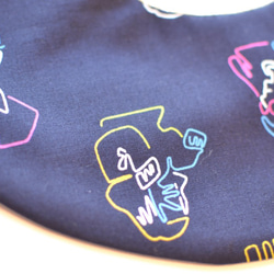 300円OFF! baby bib pompon 360° NEON navy 3枚目の画像