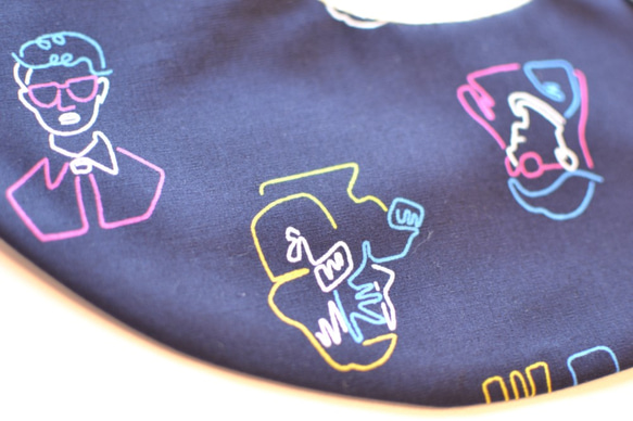 300円OFF! baby bib pompon 360° NEON navy 3枚目の画像