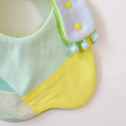 baby bib pompon green yellow green 1枚目の画像