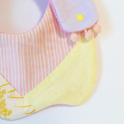 baby bib pompon yellow pink 第1張的照片