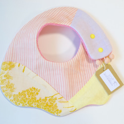 baby bib pompon yellow pink 第2張的照片