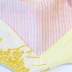 baby bib pompon yellow pink 第3張的照片