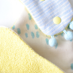 baby bib pompon light blue yellow 4枚目の画像