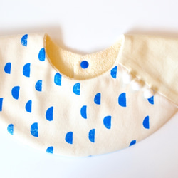 baby bib pompon 360 blue ivory　ベビースタイ 2枚目の画像