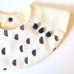 baby bib pompon 360 black ivory 1枚目の画像