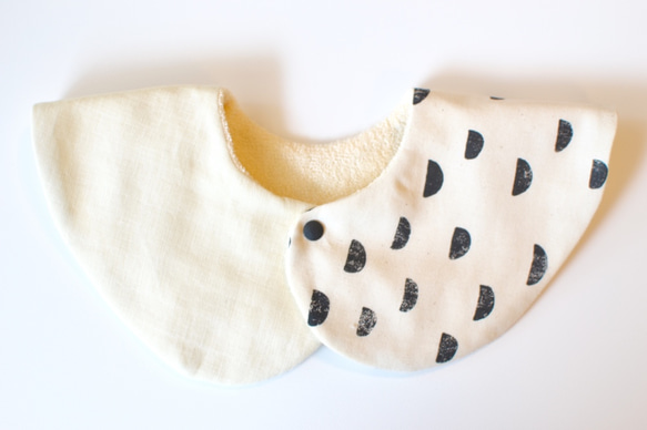 baby bib pompon 360 black ivory 3枚目の画像