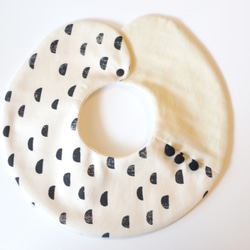 baby bib pompon 360 black ivory 5枚目の画像