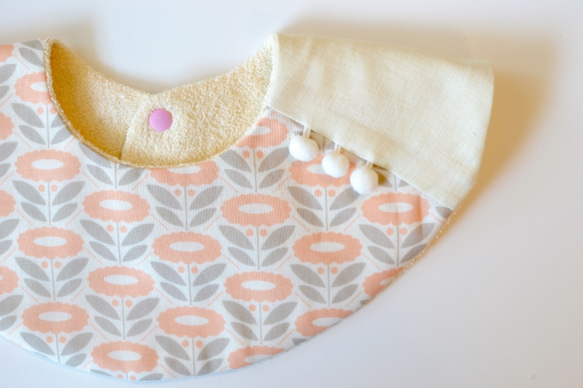 baby bib pompon 360 pink ivory 第1張的照片