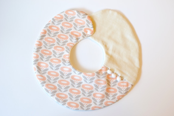 baby bib pompon 360 pink ivory 第5張的照片