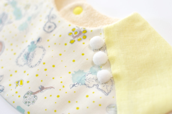 baby bib LIBERTY pompon 360 yellow　ベビースタイ 3枚目の画像