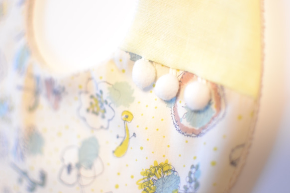 雨黃色象牙的嬰兒圍兜LIBERTY絨球EGG回憶 第3張的照片