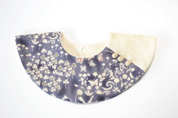 baby bib LIBERTY yoshie pompon 360 gray ivory 2枚目の画像