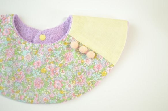 baby bib LIBERTY Amelie pompon 360 mauve　ベビースタイ　小花柄　リバティ 1枚目の画像