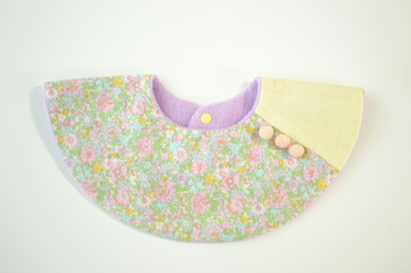 baby bib LIBERTY Amelie pompon 360 mauve　ベビースタイ　小花柄　リバティ 2枚目の画像