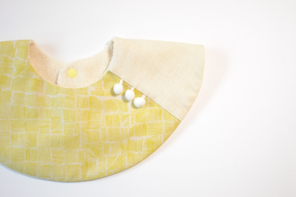 SALE! 50％OFF　baby bib pompon 360 yellow ivory 1枚目の画像