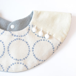 baby bib pompon 360 ivory gray 1枚目の画像