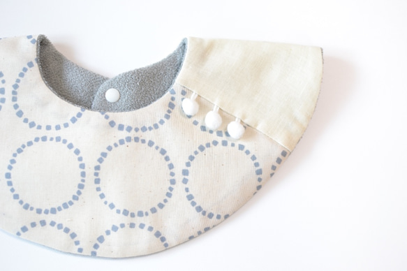 baby bib pompon 360 ivory gray 1枚目の画像