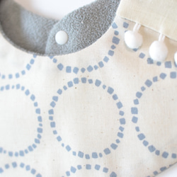 baby bib pompon 360 ivory gray 3枚目の画像