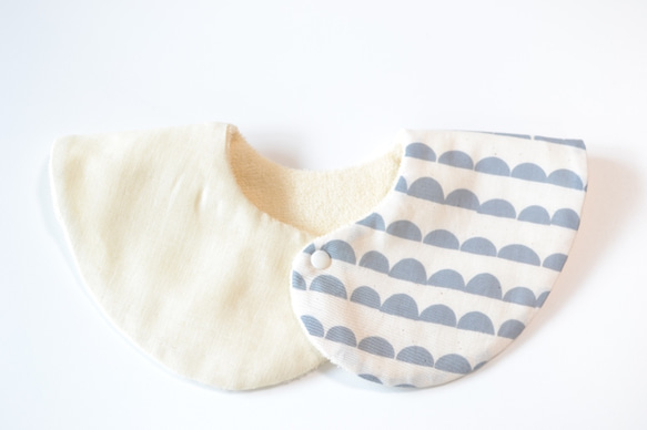 baby bib pompon 360 gray ivory 4枚目の画像