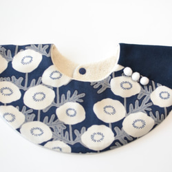 baby bib pompon 360° flora navy 2枚目の画像