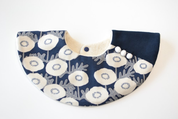 baby bib pompon 360° flora navy 2枚目の画像