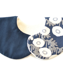 baby bib pompon 360° flora navy 4枚目の画像