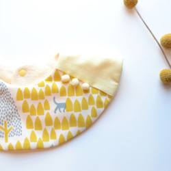 baby bib pompon 360 kakurenbo yellow 1枚目の画像