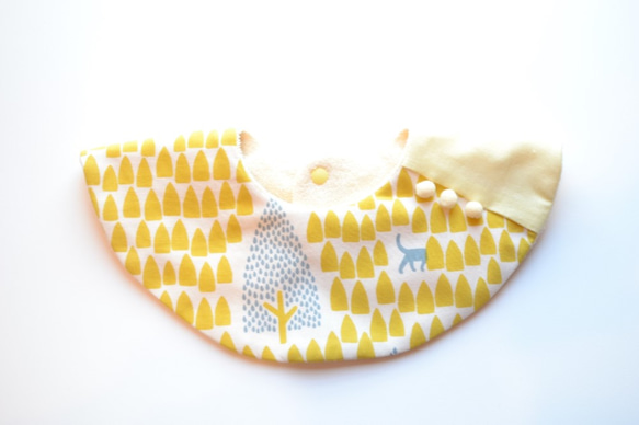 baby bib pompon 360 kakurenbo yellow 2枚目の画像