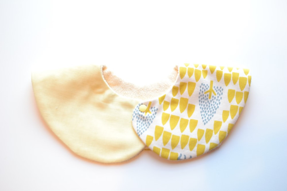 baby bib pompon 360 kakurenbo yellow 4枚目の画像