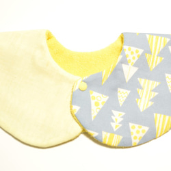 baby bib pompon 360° light blue yellow 4枚目の画像