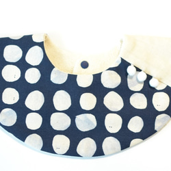 baby bib pompon 360° Dot navy ivory　ベビースタイ　ドット 2枚目の画像